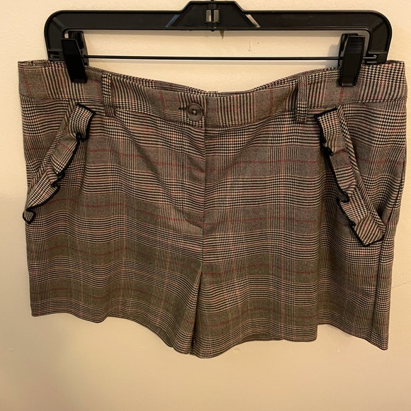 CeCe Plaid shorts with two ruffle front pockets and one back pocket 🌺🌸 summer - Picture 6 of 7